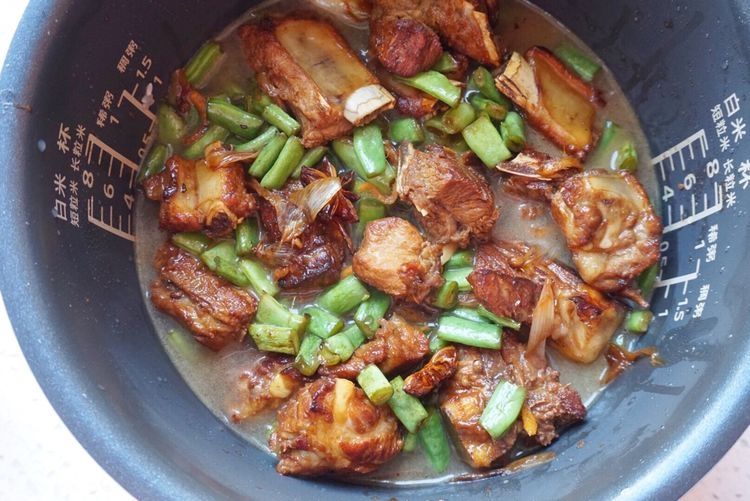 秋季的花样美食，家常豆角排骨饭，饭菜一锅出，省时省力