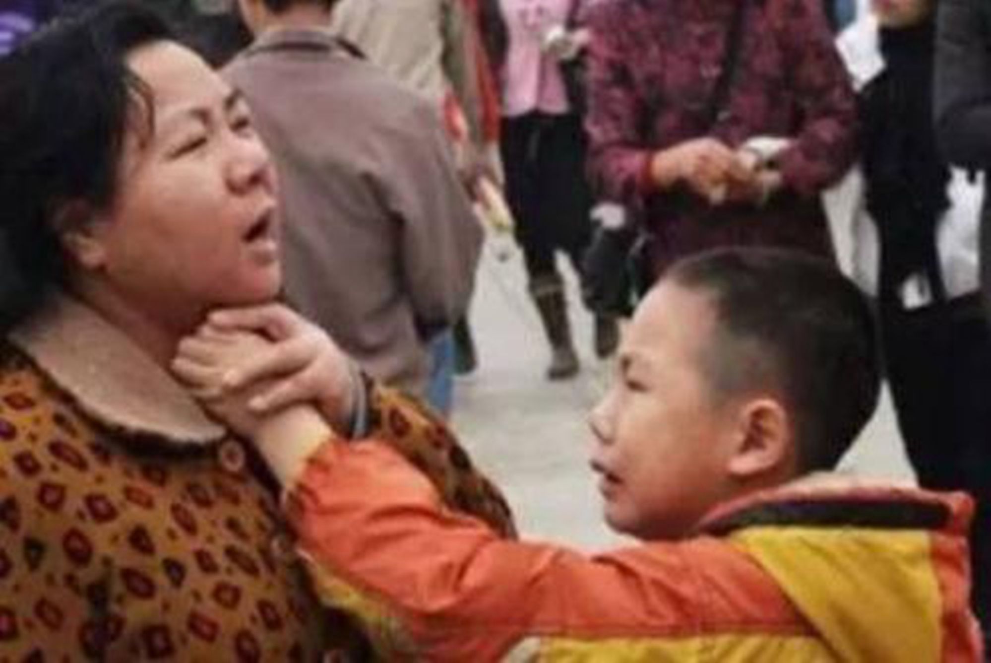 孝顺|孩子是不是“疼妈妈”?从小就能看出来,四种表现错不了