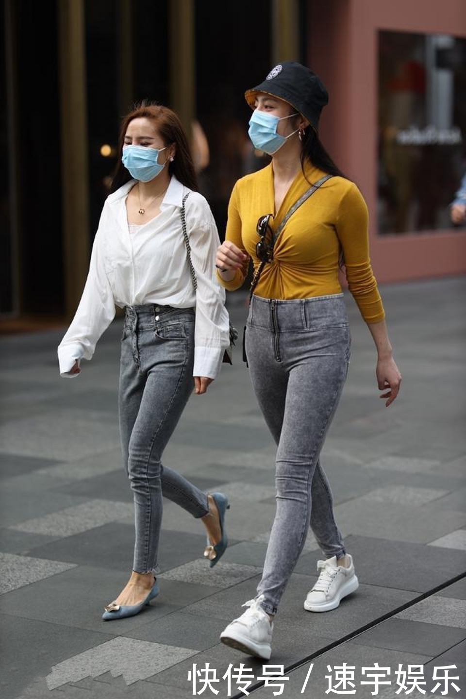 路人街拍,美女穿了一条黑色的连衣裙,充满清爽感和靓丽感