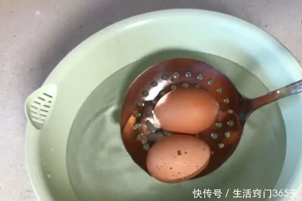 小窍门|煮鸡蛋很多人都煮错了，教你一个秘诀，鸡蛋不开裂不粘壳，超好剥