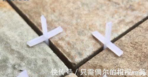 瓷砖|工人如果在墙砖下放这个东西,你连验收都不用,直接结算工钱!