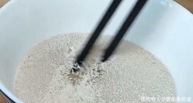 面粉里加3个鸡蛋,不用烤不用烙,比馒头简单,比包子好吃,解馋