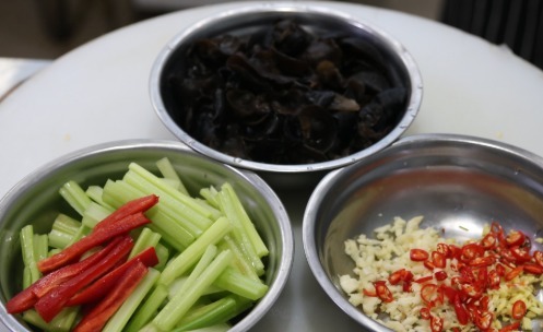 木耳|芹菜拌木耳好吃有绝招,学会这个方法,鲜嫩脆爽,满满的小技巧