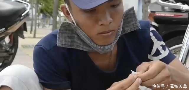 人来人往的街上，打开下水道井口，一会就钓上一桶鱼