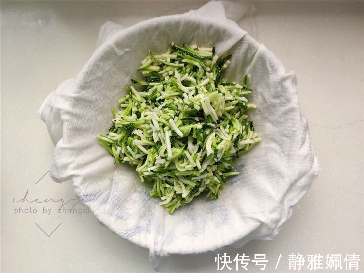包子|素馅包子怎么调馅不出水？好方法交给你，咬一口鲜嫩多汁，真鲜啊