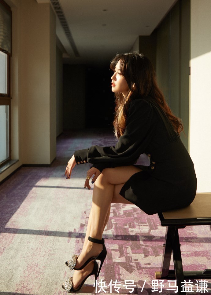 美腿|许龄月一袭黑色收腰短裙,大秀性感美腿,长发红唇好惊艳