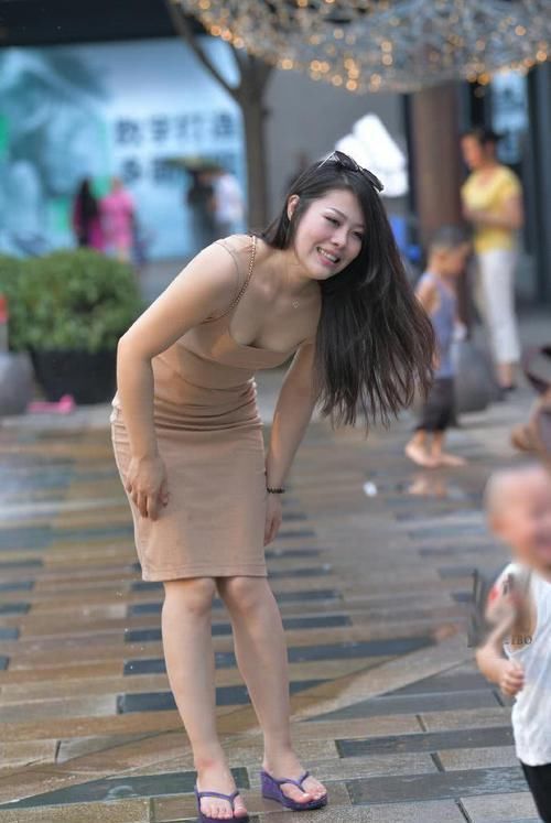 针织连衣裙|街拍美女小姐姐的裙子展示出小蛮腰，有着一种高贵感