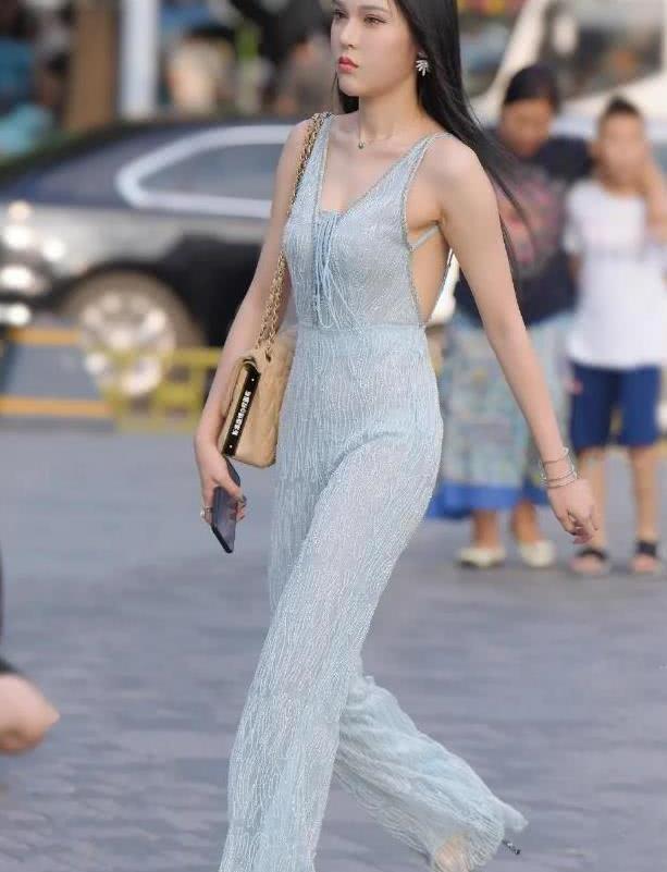 针织连衣裙 小姐姐浅灰色的中高领无袖针织连衣裙，看上去很有气质