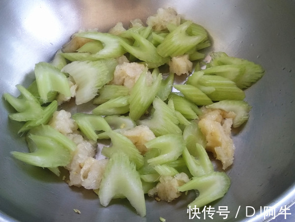 西芹|它是天然“碱性食物”，常吃口气不臭，秀发乌黑，皮肤细腻有光泽