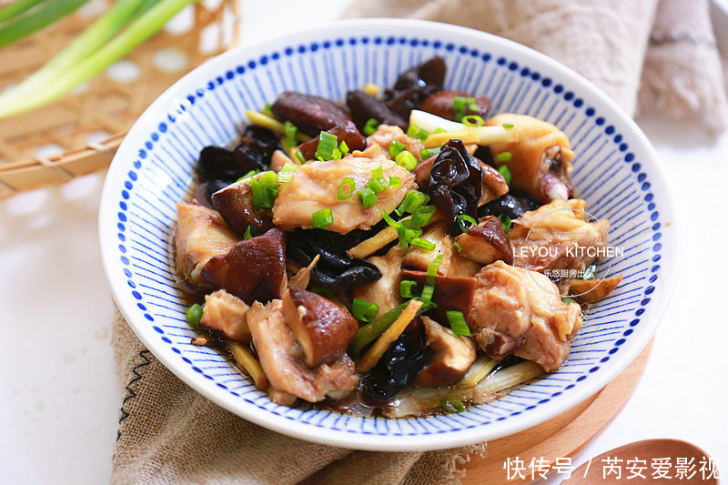香菇|鸡肉和它们一起蒸,又鲜又嫩,不用闻油烟,简单好做,很适合夏天