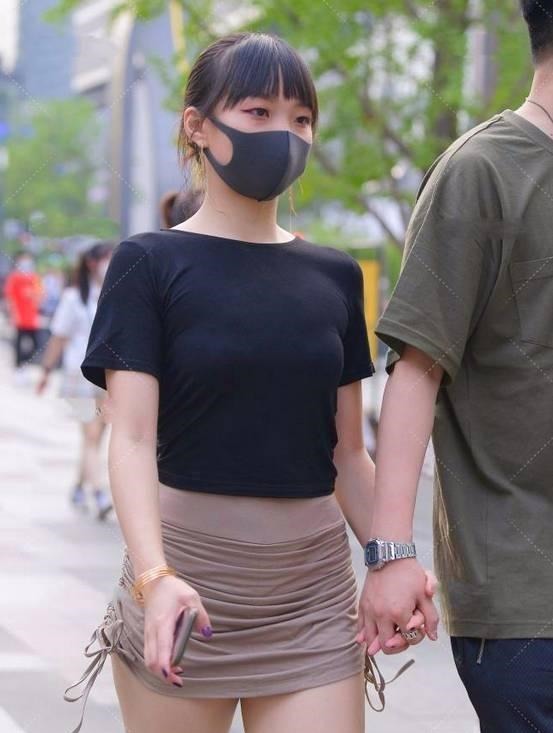 包裙 清新的美女，身穿黑色的T恤搭配修身包裙，展现出优雅有活力的美