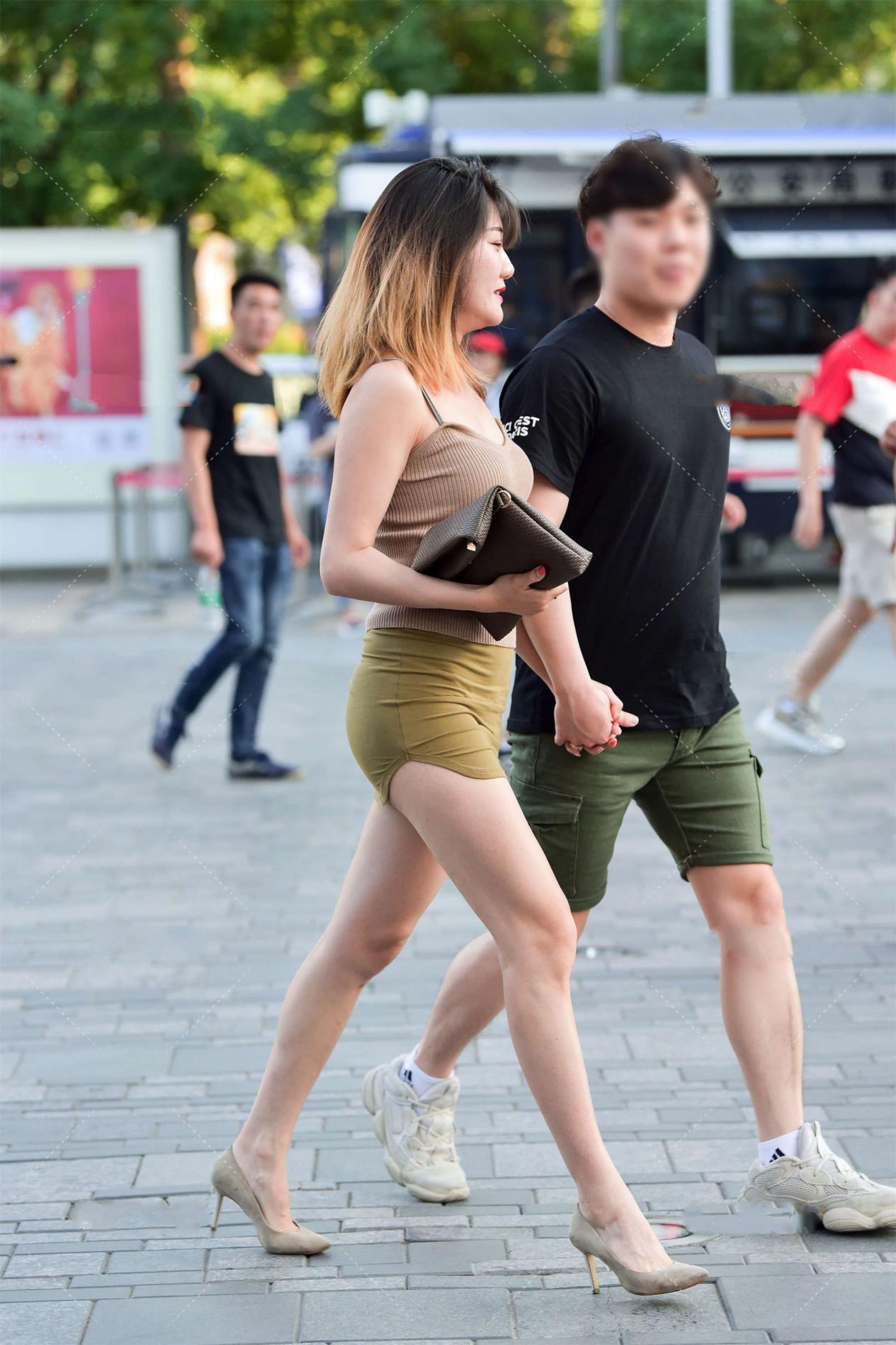 感觉|一步裙除了搭配出职业风外, 还可以变得很休闲