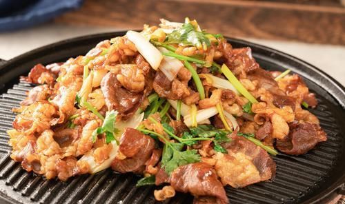 做葱爆羊肉用不用先腌制？教你正确做法，羊肉鲜香滑嫩还不膻