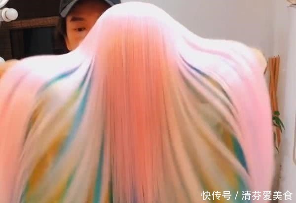 公主|女孩换了款“彩虹发”后,居然神似童话里的公主,网友:太抽象了