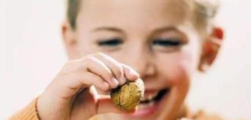 吸入物|3个月婴儿突发肺气肿送急救,医生查出原因后连摇头无知坑娃