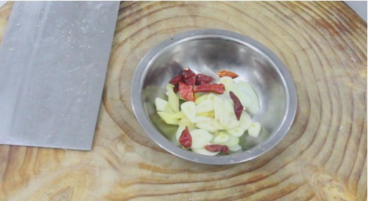  滑嫩|大厨教你芹菜怎样炒好吃？学会这技巧，芹菜清脆不变色，肉片滑嫩