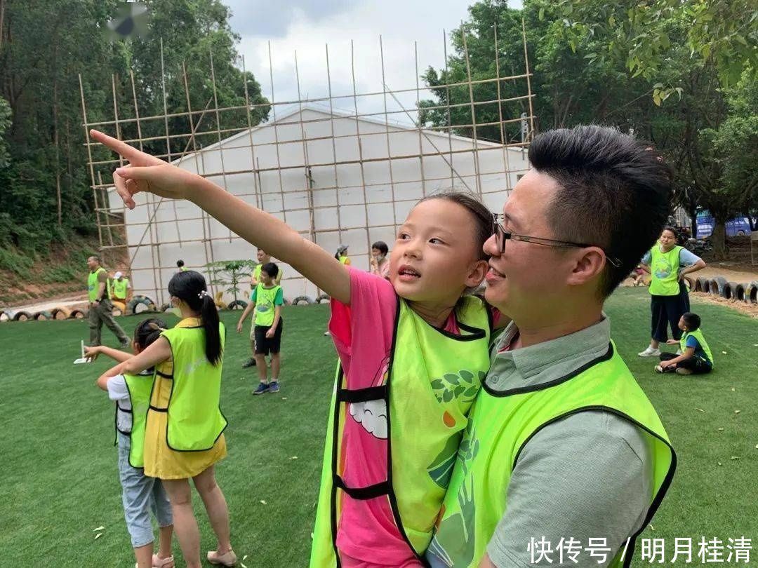 亲子大作战飞越丛林、默契考验……桥南街萌娃和父母户外拓展,尽享天伦之乐