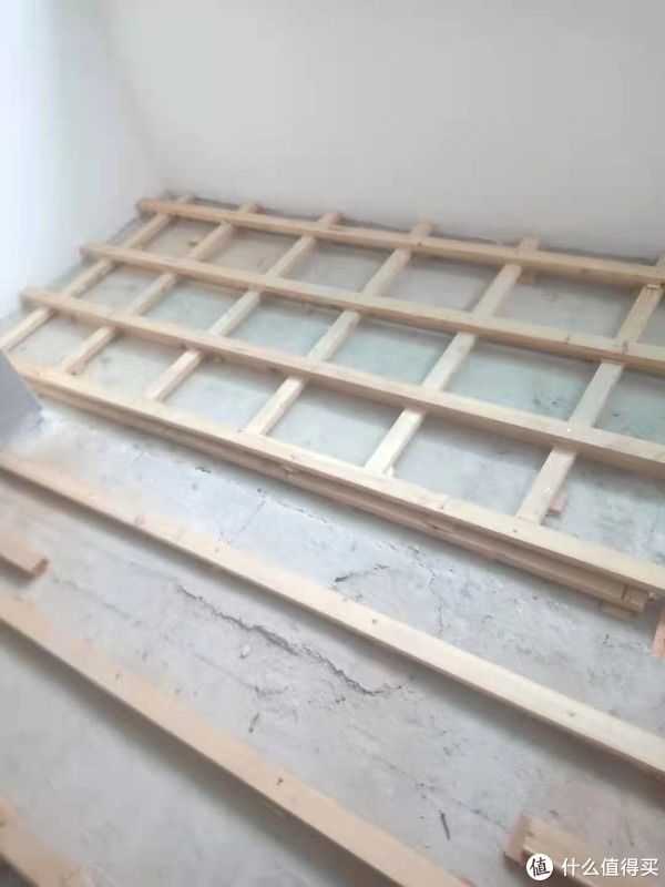 实木地板|家装经验谈 篇九十八:【那个胖师傅】强化地板如何实现实木地板的“脚感”?家庭装修的地板到底怎么选,看这篇就对了!