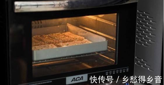 配上牛奶和咖啡就是完美早餐,味道香浓,刚出炉的时候孩子抢着吃!