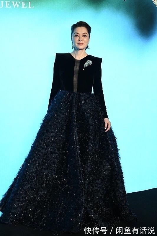 裙装|毛阿敏从容面对衰老，穿黑色长裙梳大背头，皱纹明显气场仍强大