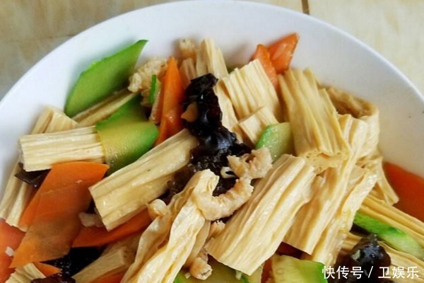 泡腐竹时,别再直接放在水里泡,教你一招快速泡发腐竹