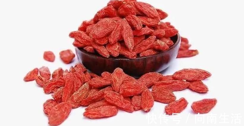 中老年人|原来枸杞不能随便泡水喝,4种情况下,相当于给身体喂毒,要记牢