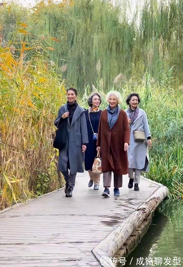 豆绿色 老年人穿搭就服这几位“时尚奶奶”,精致优雅大气,时髦又显年轻