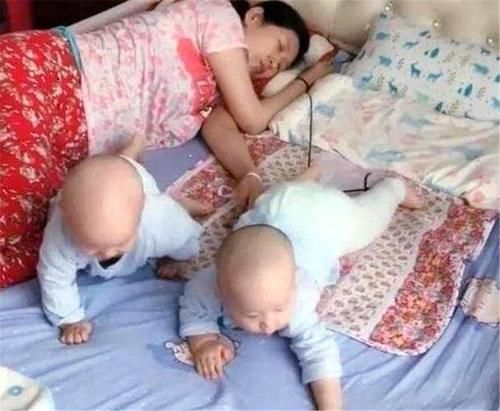 宝宝|宝宝独自看电视,妈妈在一旁呼呼大睡,被批评:这当妈的心真大