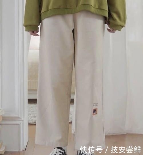 卫衣|建议微胖女生放弃卫衣搭工装裤吧,最近流行这样穿,显瘦还减龄