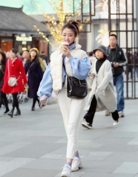 休闲裤|身材娇小的美女,泡泡袖衬衣搭配马甲清新爽利,潇洒又漂亮