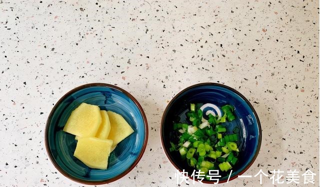 黄花鱼别再清蒸了，试一试这个做法，解馋还下饭！