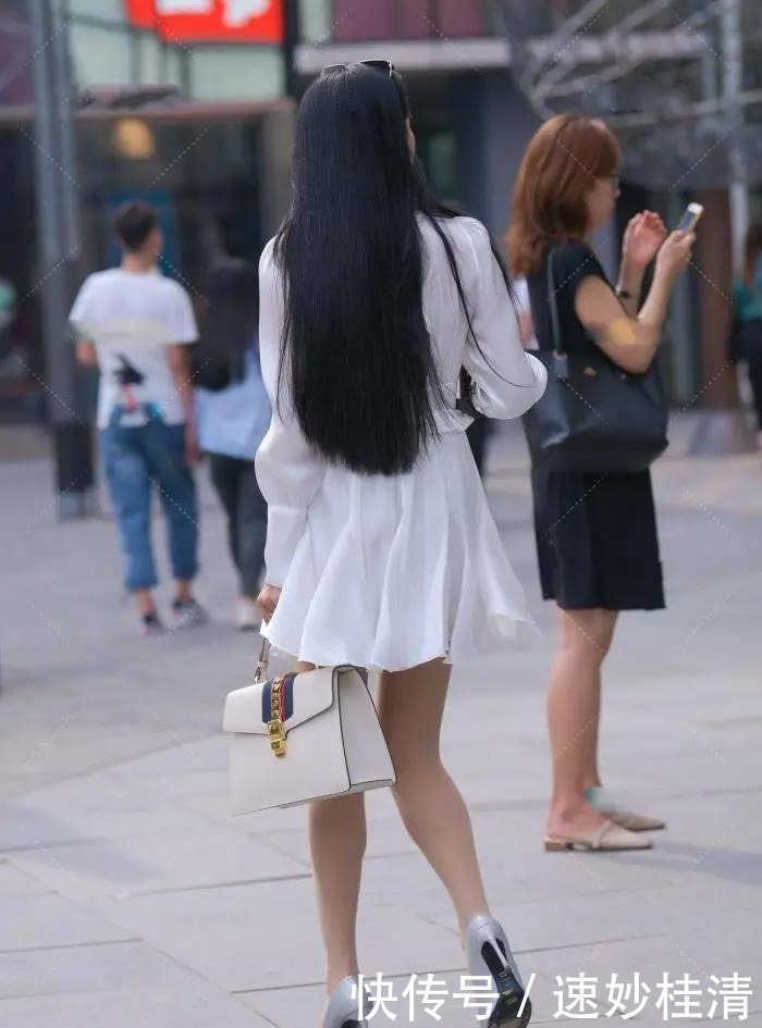 连衣裙|成熟女性独具风韵，再搭配飘逸的纯白连衣裙，更添优雅精致