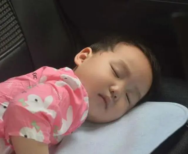 孩子|宝宝半夜不睡觉,妈妈要被气炸了,掀开被子一看妈妈笑了