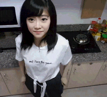 |搞笑GIF：霸气了我的姐 这辈子见过最拉风的走路姿势
