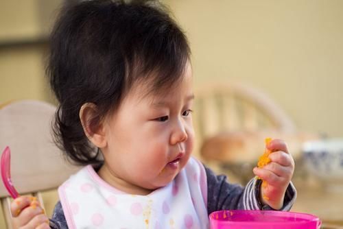 孩子|“2岁能吃大人饭了吗”?纠正:3岁以内,别给孩子喂“毒辅食”