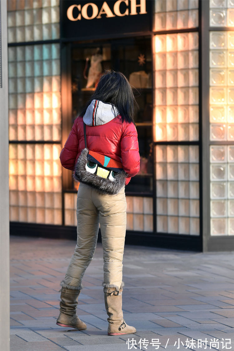 蕾丝|街拍:小姐姐穿着一件黑色连衣长裙,侧面开叉,有一份优雅的感觉