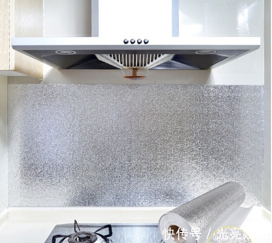 贴纸|今后再买房,客厅坚决不贴瓷砖,连踢脚线也要拆,瞧下图,太先进