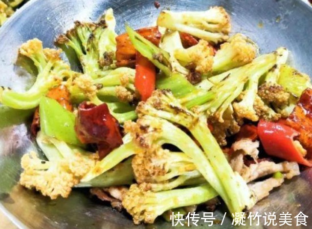 炒花菜第一步,不是焯水,多加一步,花菜又香又脆,家人的最爱!