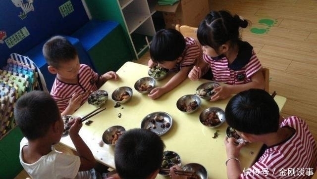 主动权|4岁宝宝在家要喂饭，到幼儿园吃饭别提多香，老师的话道出真相