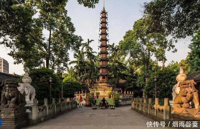 川西最著名的寺院之一，从不收门票，甚至还倒贴！