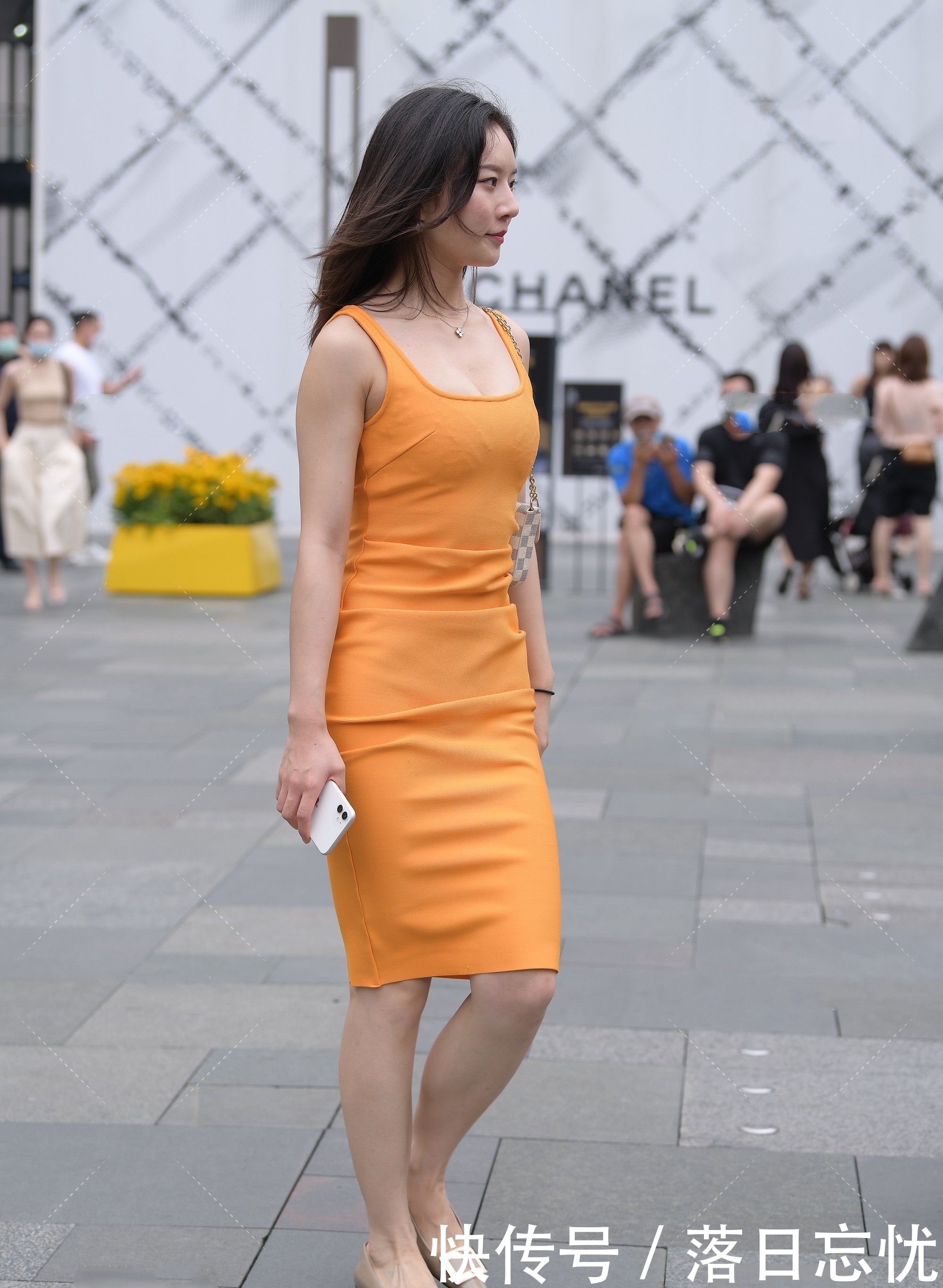 橙色|橙色连衣裙选择时需要注意的方面,展示夏季的鲜活力