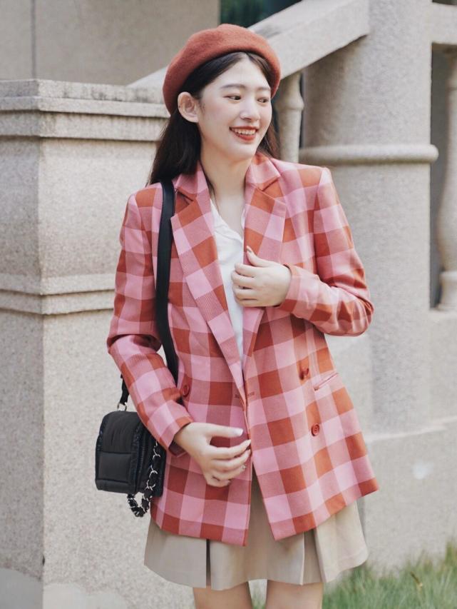 卡其色|秋冬,怎么穿西服超好看?搭配上半身裙或者紧身裤,高级又洋气