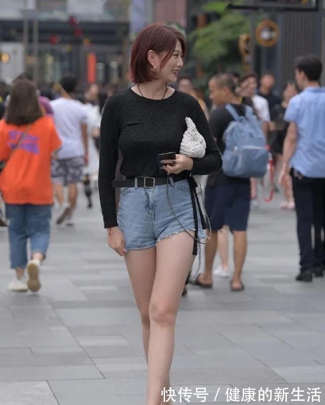 T恤 黑色T恤搭配牛仔热裤,舒适迷人,很引人注目!