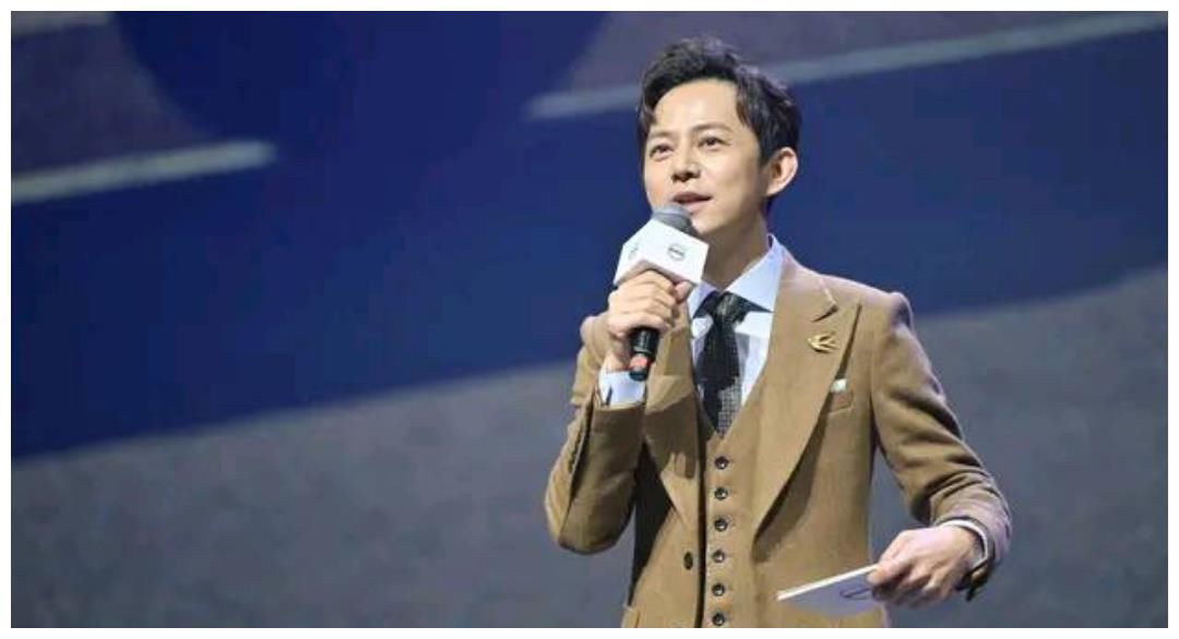 何炅“四宗罪”跌落神坛?从万人捧到遭唾弃,牵手照只是冰山一角