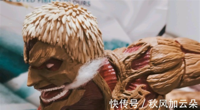 自制版|进击的巨人自制版铠巨手办，盔甲与表情还原，棉絮代替蒸汽有创意