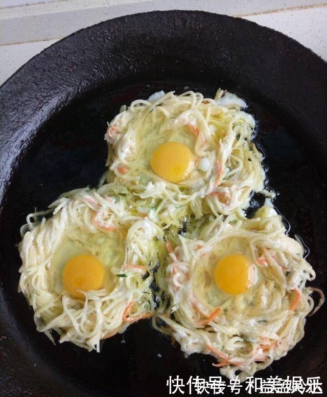 酥脆|土豆丝鸡蛋饼，金黄的颜色和酥脆的味道，这是一个标准的早餐