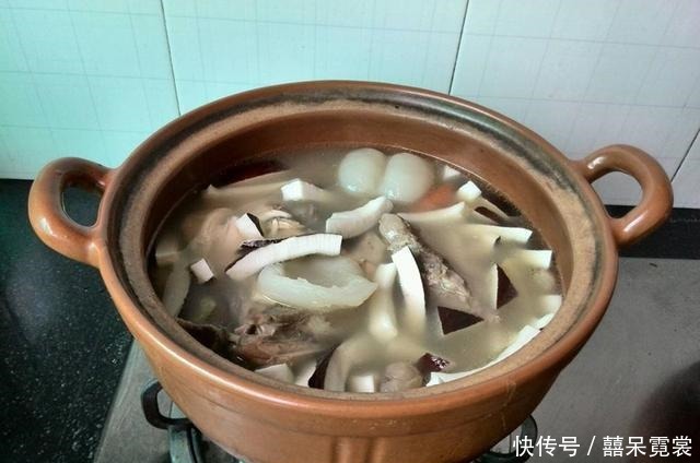 炖鸡时,有人直接炖有人焯水,老厨师错了,来看正确的做法