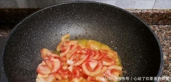 春末遇到此菜别手软,堪称植物“美白丸”,常吃晒黑的皮肤也白了