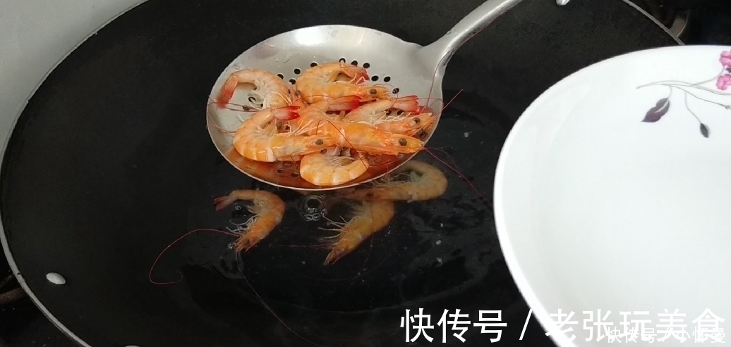 豆腐中打入2个鸡蛋，没想到这么好吃，鲜嫩味美，上桌汁都不剩