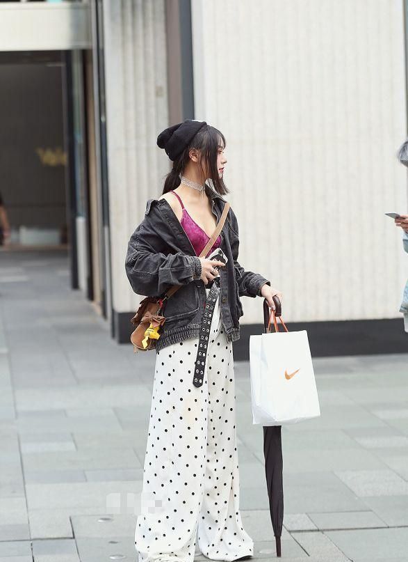 撩人|街拍:美女穿吊带连衣裙,清新靓丽,十分撩人